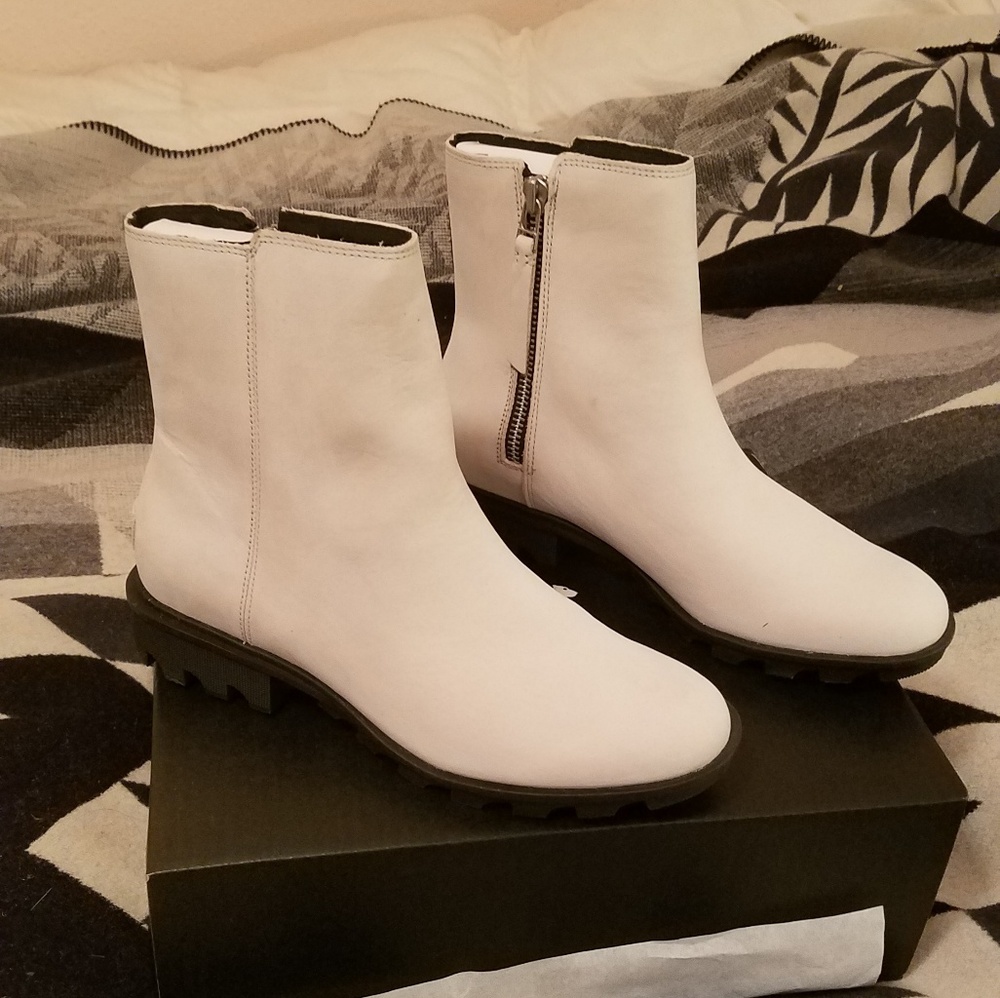 Sorel Phoenix Zip Boot NWT